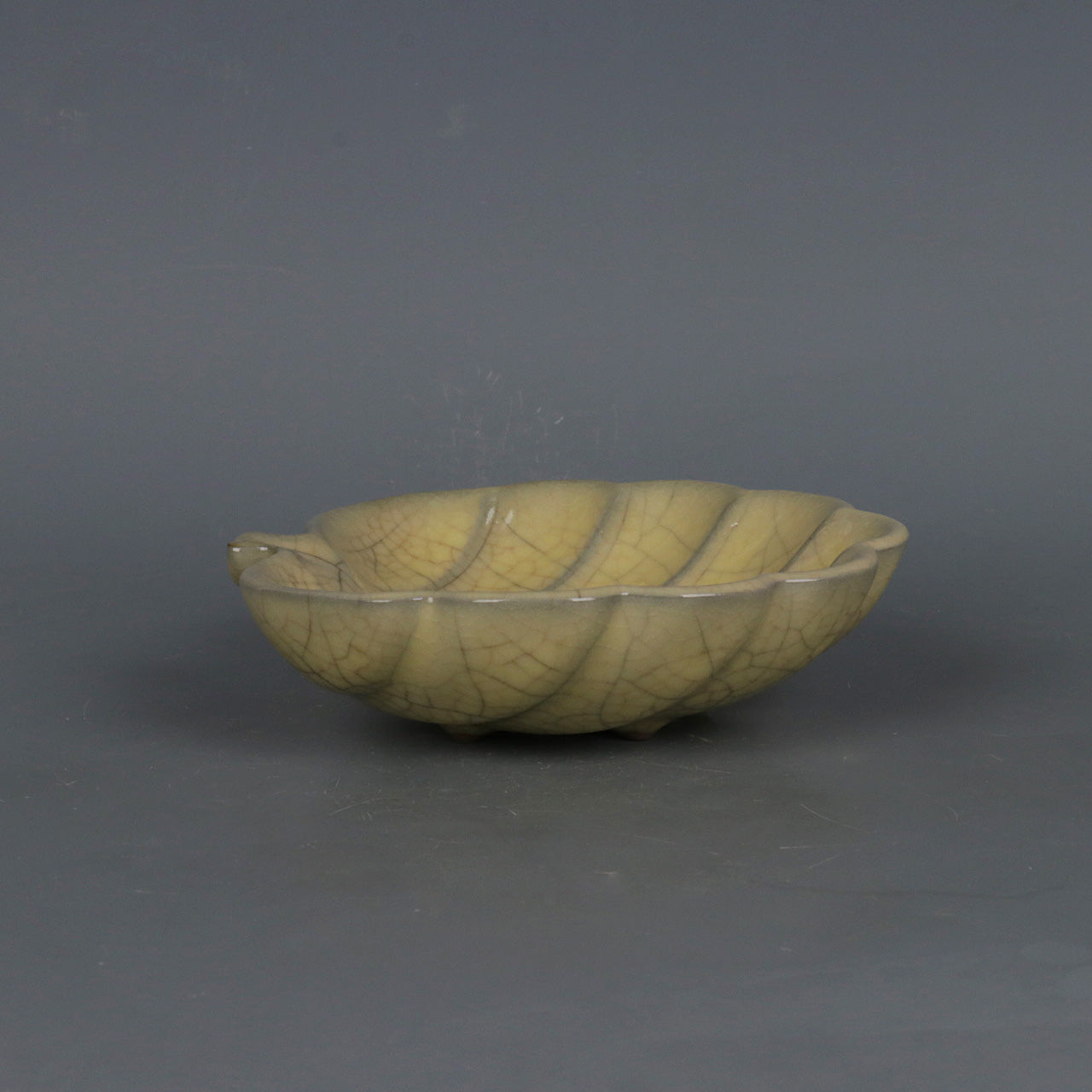 Chinese Antique Porcelain Writing Brush Washer,Chinese Song Dynasty Ge Ware Celadon Brushwasher, Ge Kiln Crackle Glaze Hand Carving Leaf Shape Ceramic Brush washer