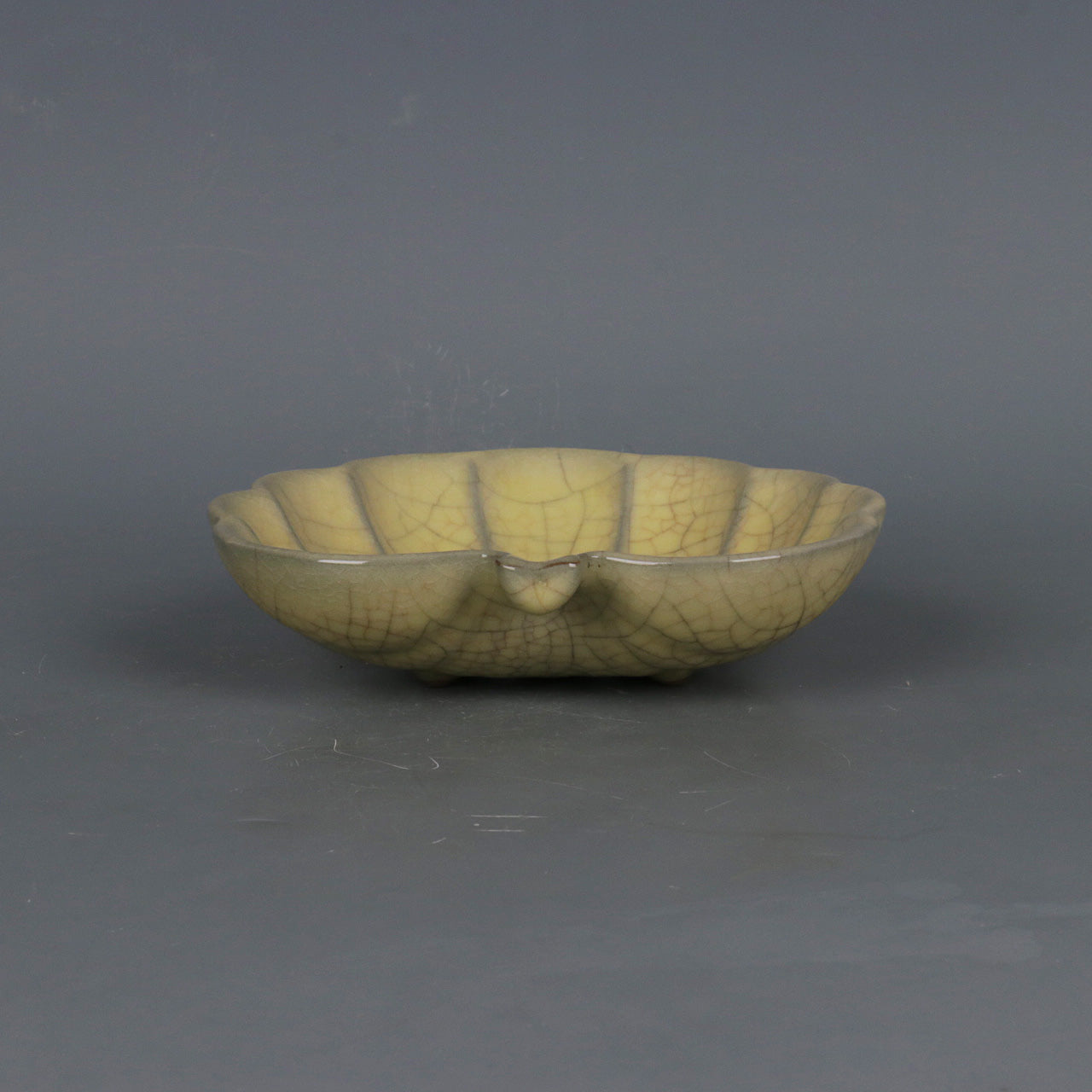 Chinese Antique Porcelain Writing Brush Washer,Chinese Song Dynasty Ge Ware Celadon Brushwasher, Ge Kiln Crackle Glaze Hand Carving Leaf Shape Ceramic Brush washer